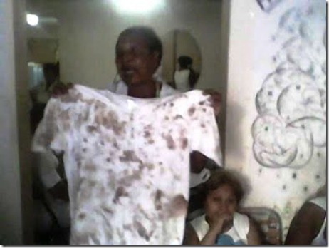Reina Luisa Tamayo Danger, madre de Orlando Zapata Tamayo, con la camiseta manchada de sangre de su hijo, después de haber sido torturado. Esta foto recorre algunos blogs cubanos desde hace meses, ¿por qué no fue publicada por la prensa mundial?